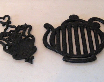 Black cast iron trivet, teapot, heart shaped handle, footed, kitchen wall hanging decor, ornate decorative, 70s 80s, country farmhouse