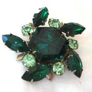 Vintage brooch, green glass rhinestones marquis cut pinwheel lapel pin, gold tone metal filigree back, mid century 50s 60s costume jewelry