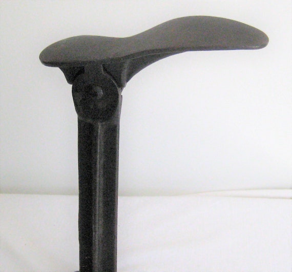 Antique cast iron stemmed cobbler shoe mold, unis… - image 4
