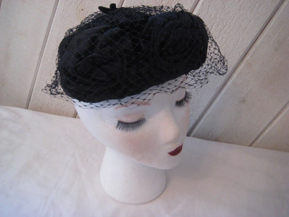 Black velvet mini hat, veiled hat, formal hat, ch… - image 4