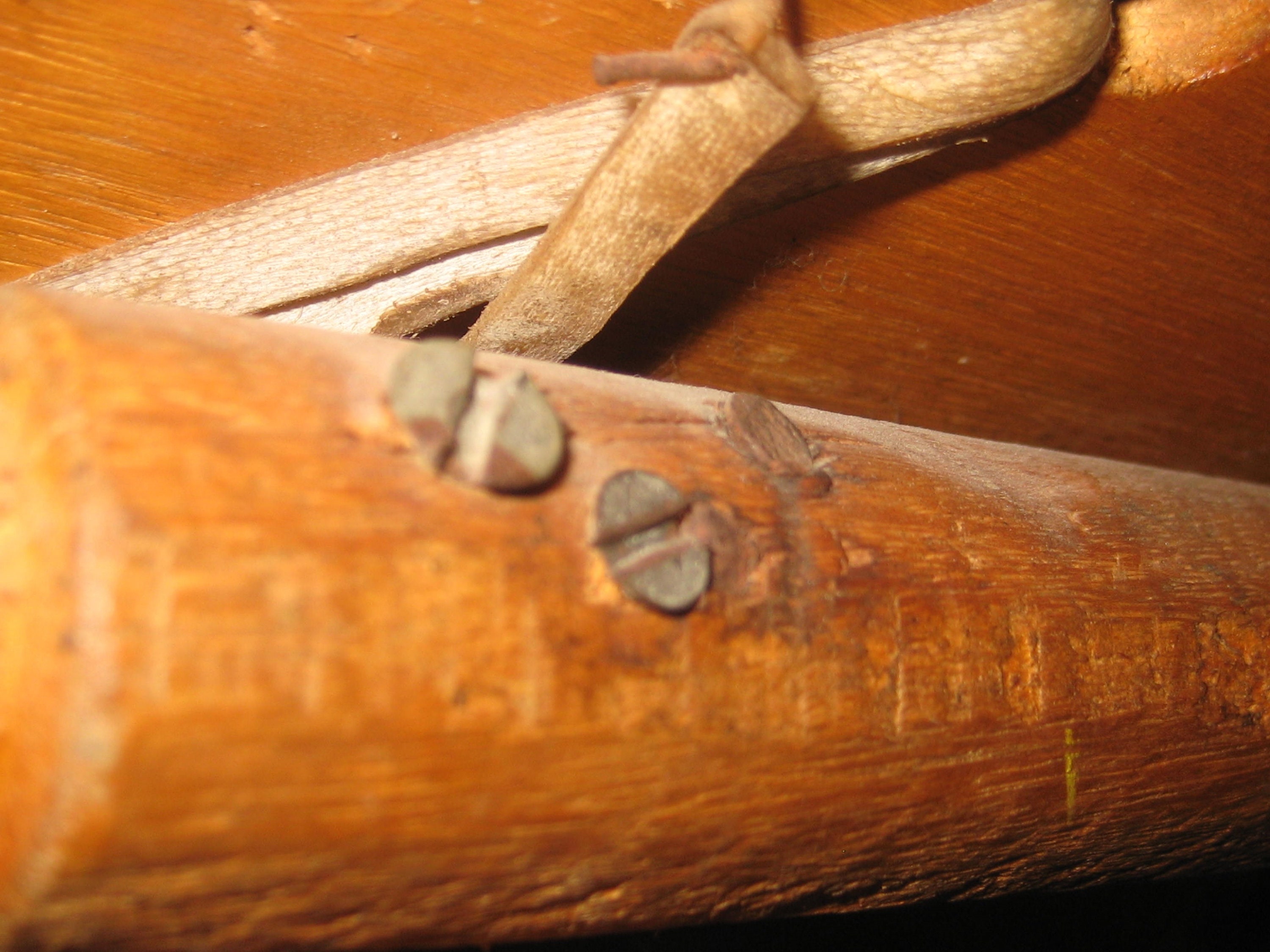 アンティークのラクダの鞍、素朴な木製の足置き、古びた素朴な布張りの