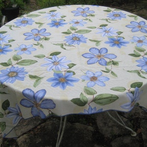 Rechthoekig katoenen lichtgeel gebloemd tafelkleed, grote blauwe clematisbloemen, Terrisol Corp, jaren 90, 50 x 68 inch, tafel voor 4 tot 6 personen