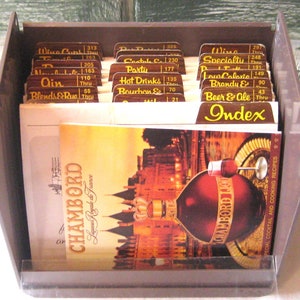 boîte de recettes en plastique vintage, recettes de fiches pour les boissons alcoolisées hors-d'œuvre apéritifs, années 1970 1977, fabriquées aux États-Unis, décor de barware vintage