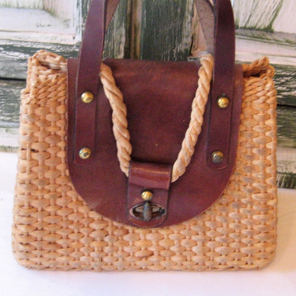 Vinatge beige woven straw handbag, top handle bag purse, brown leather rope, rustic distressed, mid century 50s 60s 70s boho hippie bohemian