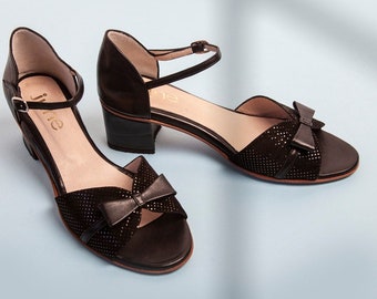 Charo Black Polka Dots (mh) - Sandals in black leather with shiny dots. Handmade in Argentina.