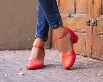 Handmade leather woman shoes in medium lined heel in red - Made in Argentina - Hortensia Crimson