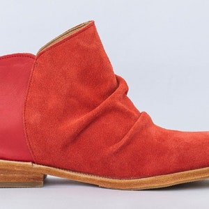 Botineta. Handmade leather and suede boots in red, purple and blue. Handmade in Argentina. Red