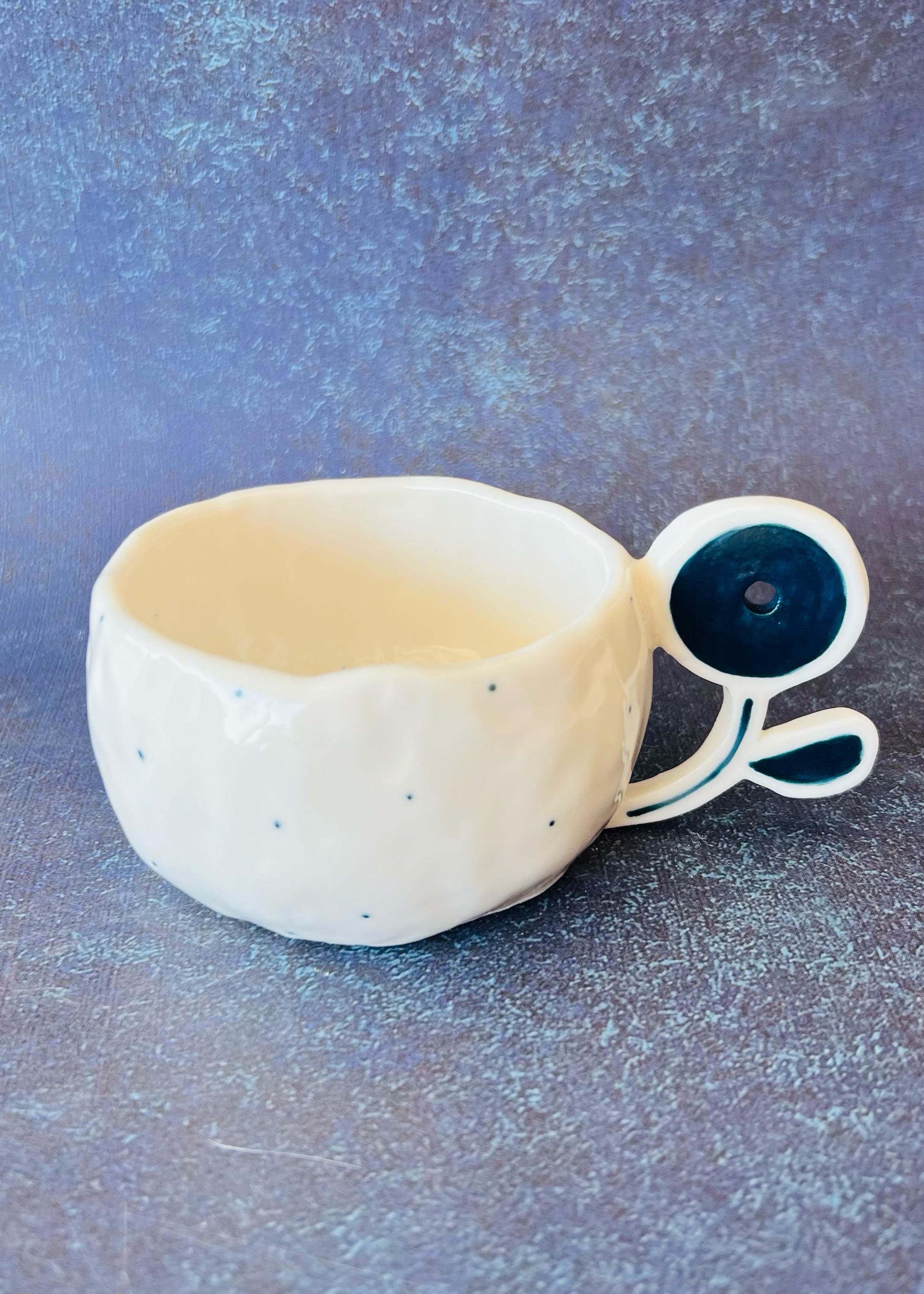 手作りの磁器製エスプレッソカップ：白と青の花柄ハンドル - Etsy 日本