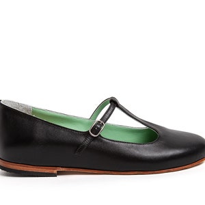 Mary Jane leather shoes in black. Handmade minimal vintage retro style. Handcrafted in Argentina. Siena Black II image 2