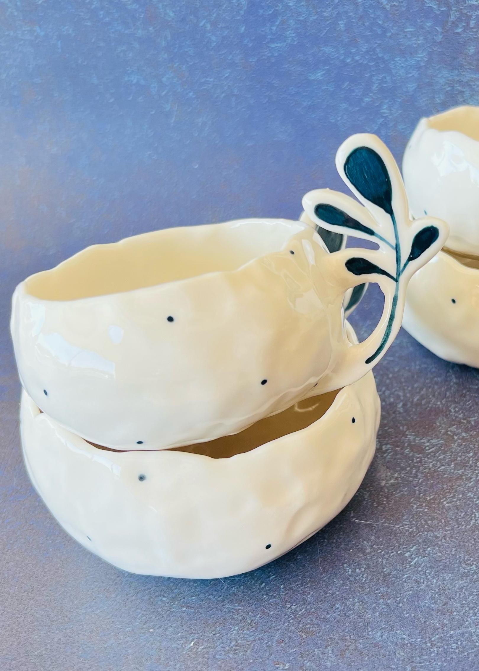 手作りの磁器製エスプレッソカップ：白と青の花柄ハンドル - Etsy 日本
