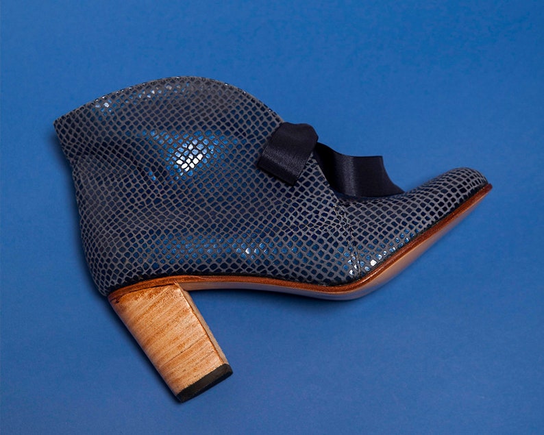 Botineta España Blue Blaue Damenschuhe mit Oxford-Absatz aus metallisiertem Leder Handgefertigte Stiefel in Argentinien Bild 1