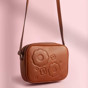Bolso de Hombro de Cuero Hecho a Mano con Estampado de Flores: Único y Sofisticado. Quiero June