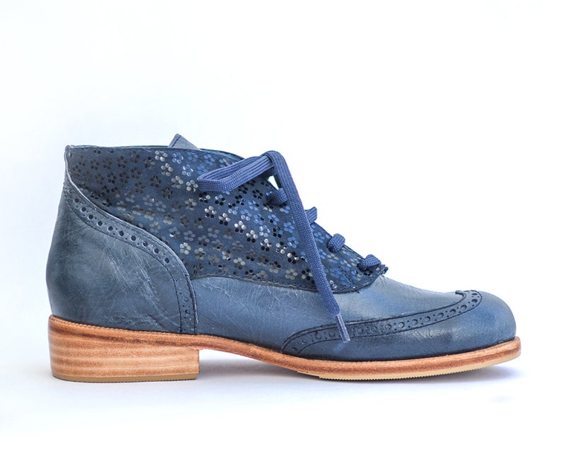 Ankle boot in blue, bordeaux and black textured leather. Booties for dance, wear and to love. Bootie 1910 Blue