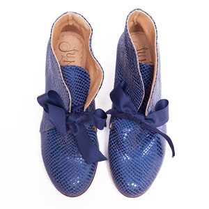 Botineta España Blue Blaue Damenschuhe mit Oxford-Absatz aus metallisiertem Leder Handgefertigte Stiefel in Argentinien Bild 3