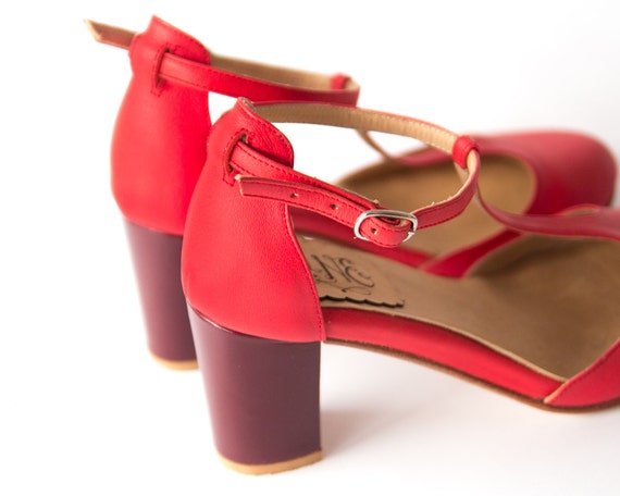 Handgemaakt in Argentinië Sakura Marsala Schoenen damesschoenen Sandalen T-strap sandalen T-strap sandaal in rood en bordeaux leer 