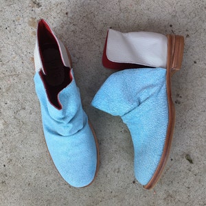 Botineta Craquel - Light blue leather boots - Ankle boots. Handmade by Quiero June
