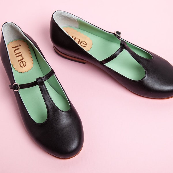 Mary Jane leather shoes in black. Handmade minimal vintage retro style. Handcrafted in Argentina. Siena Black II