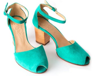 Paris Leaf  - Sandals in green swede by Quiero June. Handmade in Argentina - Free shipping