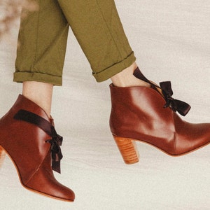 Ankle Boot. Block heel women shoes. Handmade leather oxford tie shoes. Tan brown booties handcrafted in Argentina. España Tan