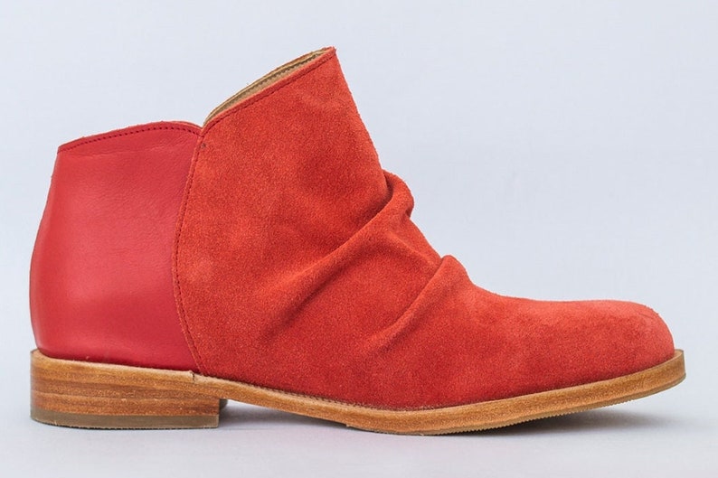 Botineta. Handmade leather and suede boots in red, purple and blue. Handmade in Argentina. Red
