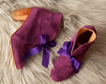 Ankle Boot. Block heel women shoes. Handmade leather oxford tie shoes. Purple suede booties handcrafted in Argentina. España Purple