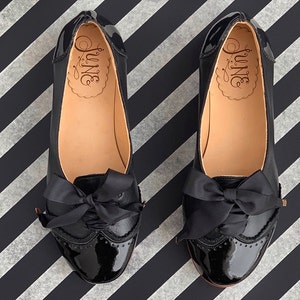 Acordonados Black - Leather woman Oxford flat shoes, lace up - Black patent leather. Handmade in Argentina - Size 5