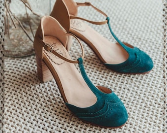 Handmade suede and leather women shoes. T-strap, Mary Jane block heel, ankle strap. Handcrafted in Argentina. Sisi Green