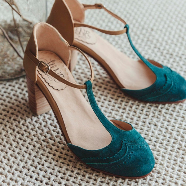 Handmade suede and leather women shoes. T-strap, Mary Jane block heel, ankle strap. Handcrafted in Argentina. Sisi Green