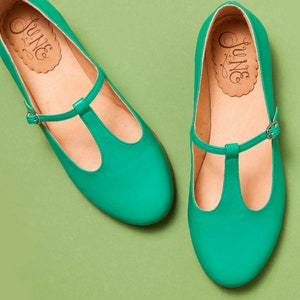 FINAL SALE. Siena in green options. Retro vintage style. Flat t-strap mary jane leather shoes - Handmade in Argentina