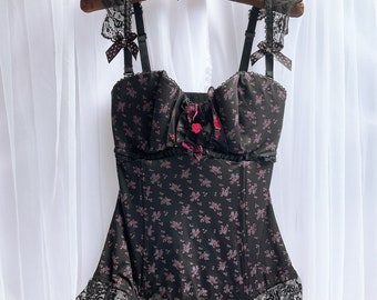 Corset en dentelle noir à imprimé petites fleurs et fleurs vintage des années 2000 Soleil Sucre