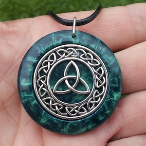 Triquetra Anhänger aus Waldgrün Perlen Harz, Dreifaltigkeitsknoten, Keltischer Knoten, Unisex Geschenk, Wicca Schmuck, Hexerei, Statement Schmuck
