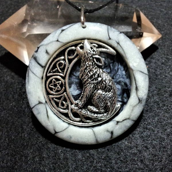 Wolf und Pentagramm Mondhalskette in schwarz und weiß Harz + kostenloser Versand weltweit, Wolf Halskette, Wolf Schmuck, Pagan, Wicca Schmuck