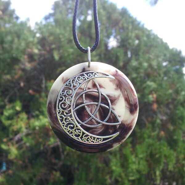 Colgante de triqueta y luna en resina de color violeta oscuro y blanco perlado, joyería celta, nudo de la trinidad, collar de triqueta, joyería wiccana