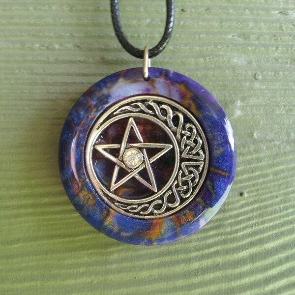 Colgante de pentáculo y luna en resina multicolor, brujería, unisex, colgante simbólico, pagano, joyería wiccana, pentagrama, amuleto de protección
