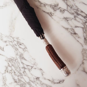 Schwarzer Regenschirm, Horngriff mit versilberter Zierleiste, Metallrahmen, LondonCutlers Neuer Polyester-Bezugsstoff, tolle Geschenkidee, schwarzer Herrenschirm