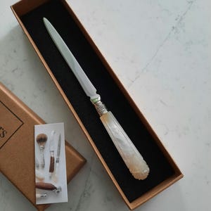 Kleiner Brieföffner geschnitzter Perlmuttgriff, verzierte Ferrule, Edelstahl-Briefschneider, LondonCutlers Fab Pearl Jubiläumsgeschenke