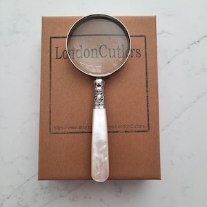 Kleine Lupe mit Perlmuttgriff, Vintage recycelter antiker Besteckgriff, Glaslinsenlupe, tolle Geschenke von LondonCutlers