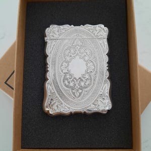 スターリングシルバーのカードケース、重さ66グラム、ヒンジ付きボックス、状態良好、バーミンガム、1867年、ビクトリア朝時代のシルバー名刺ケース