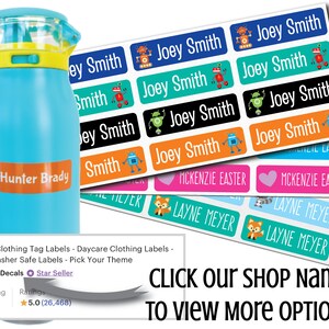 Puede incluir: 100 etiquetas de ropa personalizadas con una variedad de dise&ntilde;os coloridos, que incluyen robots, corazones y zorros. Las etiquetas est&aacute;n impresas con nombres como "Joey Smith", "Hunter Brady", "Layne Meyer" y "Mckenzie Easter".