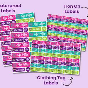 K&ouml;nnte beinhalten: Drei B&ouml;gen personalisierter Etiketten in Rosa, Gr&uuml;n und Lila. Die Etiketten tragen die Aufschrift "Allie Potter" mit Herzgrafiken. Das Bild enth&auml;lt den Text "Waterproof Labels", "Iron On Labels" und "Clothing Tag Labels".