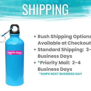 K&ouml;nnte beinhalten: Eine hellblaue Wasserflasche mit schwarzem Deckel und silbernem Karabinerhaken. Die Flasche hat ein pinkfarbenes Etikett mit der Aufschrift "Charlotte Oliver". Das Wort "SHIPPING" steht oben im Bild.