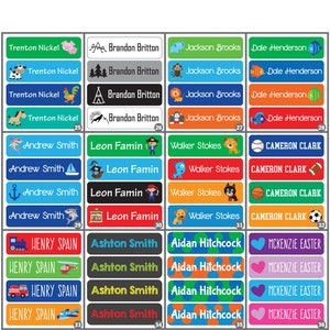 K&ouml;nnte beinhalten: Ein Satz von 36 bunten personalisierten Namensschildern mit verschiedenen Illustrationen. Die Schilder zeigen Namen wie Trenton Nickel, Brandon Britton, Jackson Brooks, Dale Henderson, Andrew Smith, Leon Famin, Walker Stokes, Cameron Clark, Henry Spain, Ashton Smith, Aidan Hitchcock und Mckenzie Easter.