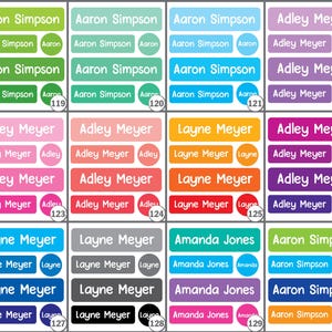 K&ouml;nnte beinhalten: Ein Bogen mit personalisierten Namensetiketten in verschiedenen Farben, darunter Gr&uuml;n, Blau, Rosa und Lila. Jedes Etikett enth&auml;lt einen Namen, wie "Aaron Simpson" oder "Adley Meyer", in einer wei&szlig;en serifenlosen Schrift. Die Etiketten sind rechteckig und kreisf&ouml;rmig.