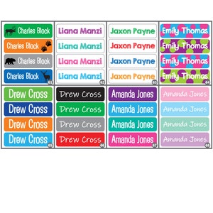 K&ouml;nnte beinhalten: Ein Satz mit 20 bunten, personalisierten Namensschildern mit verschiedenen Designs. Die Schilder zeigen Namen wie Charles Block, Liana Manzi, Jaxon Payne, Emily Thomas, Drew Cross und Amanda Jones. Die Schilder sind perfekt f&uuml;r Schulsachen, Lunchboxen und andere pers&ouml;nliche Gegenst&auml;nde.