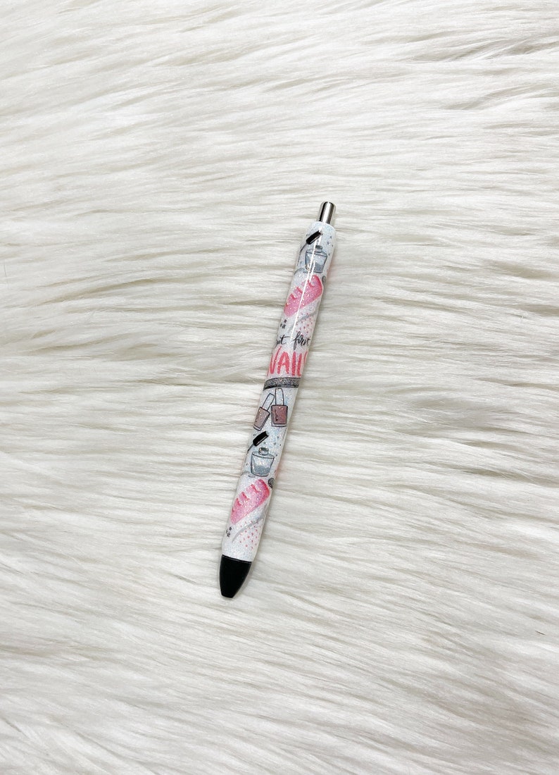 Peut inclure: Un stylo blanc avec une pointe d'encre noire et un motif rose et noir avec le texte "Just for Nail".