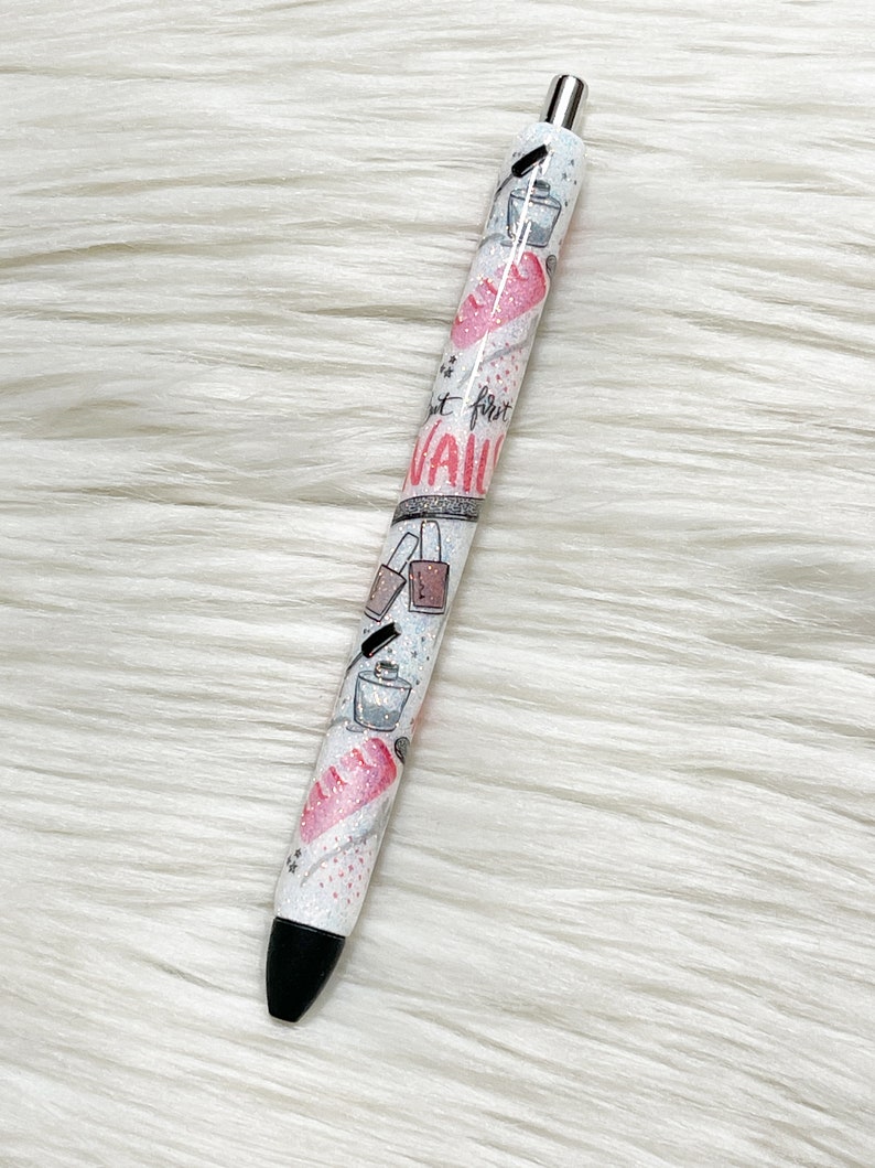 Peut inclure: Stylo blanc avec une pointe noire et des accents argent&eacute;s. Le stylo a un design paillet&eacute; rose et blanc avec des images de flacons de vernis &agrave; ongles, de limes &agrave; ongles et le texte "Just for Nails".