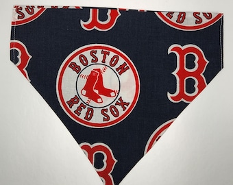 Może przedstawiać: Niebieska bandana z białym kołem zawierającym napis "Boston Red Sox" i czerwone logo baseballowe. Bandana jest również ozdobiona czerwonymi logo "B".