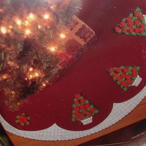 2003 Bucilla Felt Applique Tree Skirt Kit - COMPLETE - Rose Tree - 43&quot;