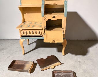 Arcade Manufacturing 1930s Cast Iron Miniature Hotpoint Electric Toy Stove