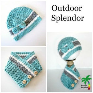 Puede incluir: Un conjunto de gorro y bufanda de ganchillo en color turquesa, gris y blanco con un detalle de lazo en el gorro. El conjunto se llama "Outdoor Splendor" y es de Pattern Paradise.
